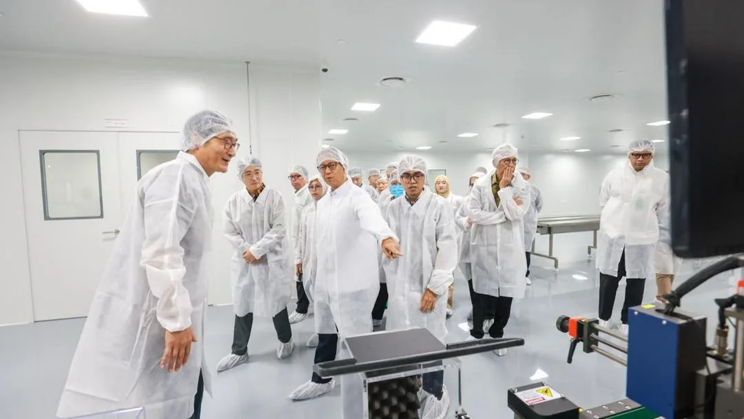 Tinjau Hilirisasi SK Plasma, Menkes Budi Dorong Lompatan Besar Kemandirian Obat Nasional