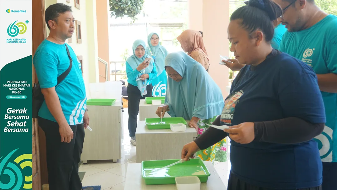Unik! Lomba Memindahkan dan Identifikasi Jentik dalam HKN di Labkesmas Pangandaran